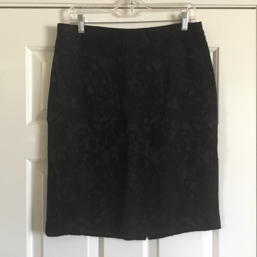 3/$15 ANN TAYLOR black floral textured pencil skirt 8